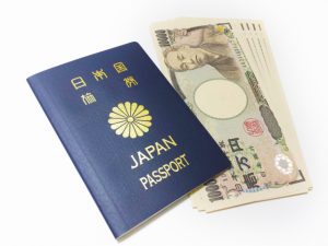 パスポートとお金イメージ